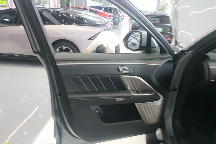 Used ONVO Luxeed L90 2025 Model—Ultra Six-Seater Version