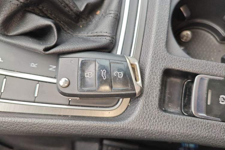 Used Volkswagen Golf 2016 230TSI Automatic Luxury Version Vehicle Key