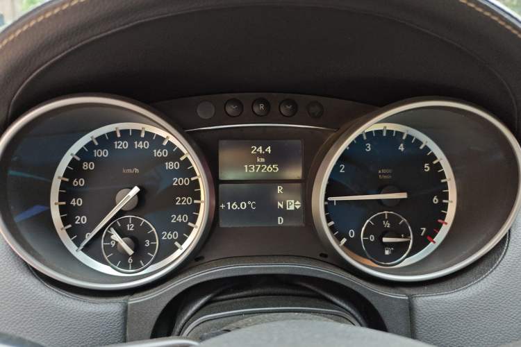 Used Mercedes-Benz M-Class 2010 ML 350 4MATIC Luxury Special Edition Odometer Close Up