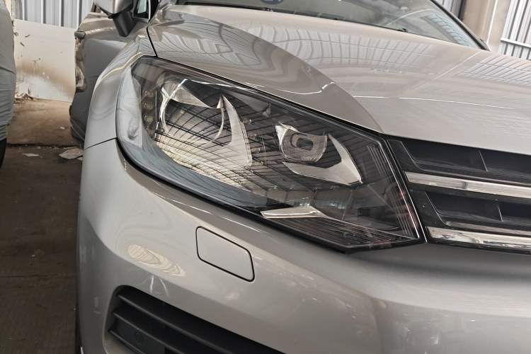 Used Volkswagen Touareg 2011 3.0 TSI Hybrid Right Front Headlight
