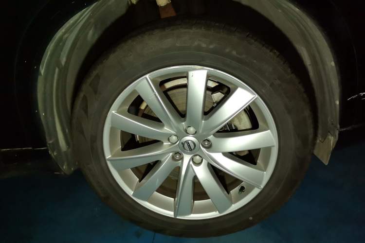 Used Volvo XC90  Right Front Wheel Hub