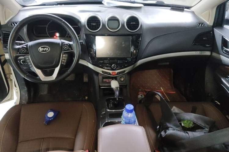 Used BYD S7 2015 2.0T Upgraded Automatic Luxury Version Center Console