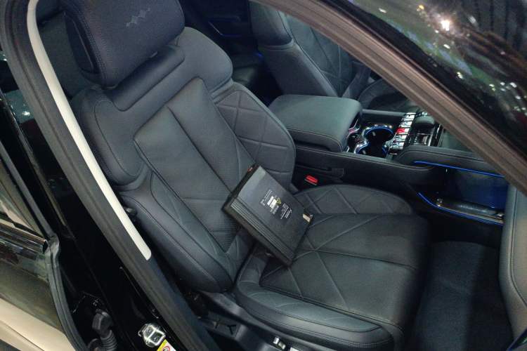 Used Formula Leopard 5 2023 Navigator Edition
