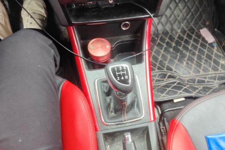 Used BAIC Senova X25 2015 1.5L Manual Elite Edition Gear Lever