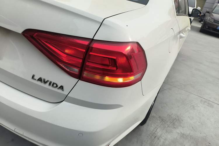 Used Volkswagen Lavida 2017 1.6L Automatic Fashion Edition Exterior 3