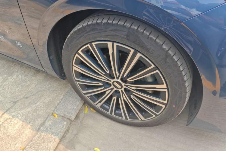 Used Geely Galaxy A7 2025 Model EM-i 150km Starship Edition Right Front Wheel Hub