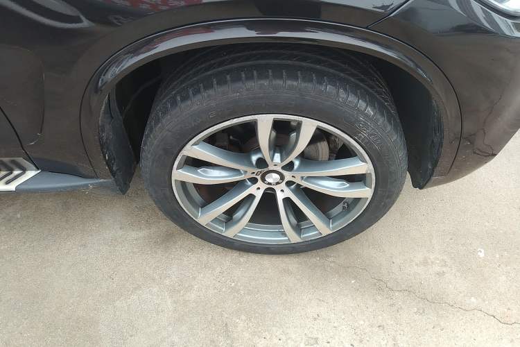 Used BMW X5  Right Front Wheel Hub