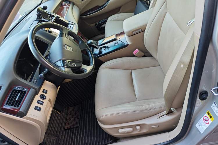 Used Toyota Crown 2011 2.5L Royal Special Edition with Leather and Sunroof
