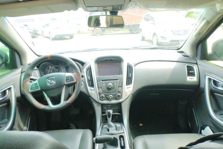 Used JMC Yusheng S350 2013 2.4T Automatic 2WD Diesel Luxury Edition 5 Seats Center Console