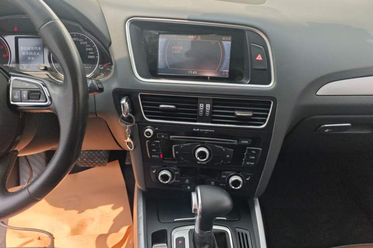 Used Audi Q5 2016 40 TFSI Technology Edition Audio And AC Panel