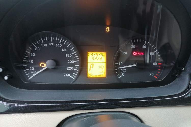 Used Mercedes-Benz Vito 2011 2.5L 7-seater executive version Odometer Close Up