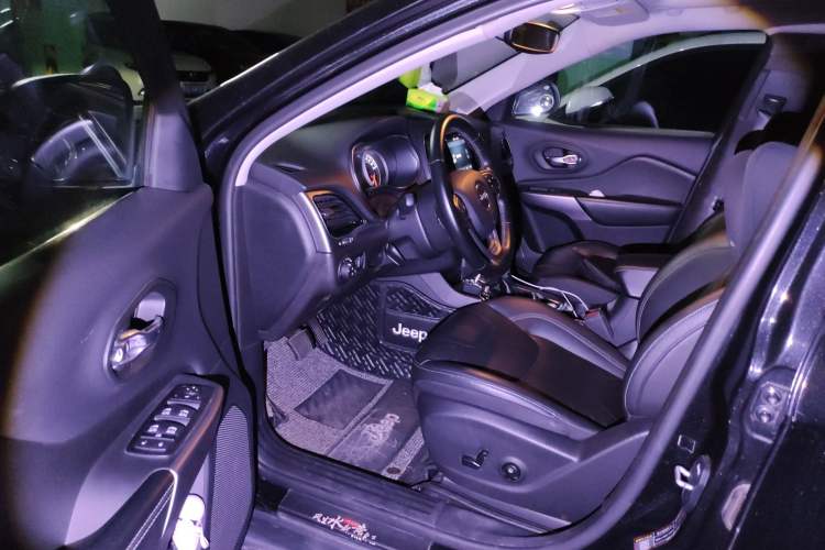 Used Jeep Cherokee 2019 2.0T Two-Wheel Drive Smart Enjoyment Version China VI