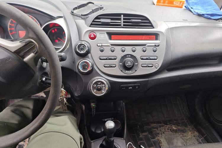 Used Honda Fit 2011 1.5L manual luxury version
