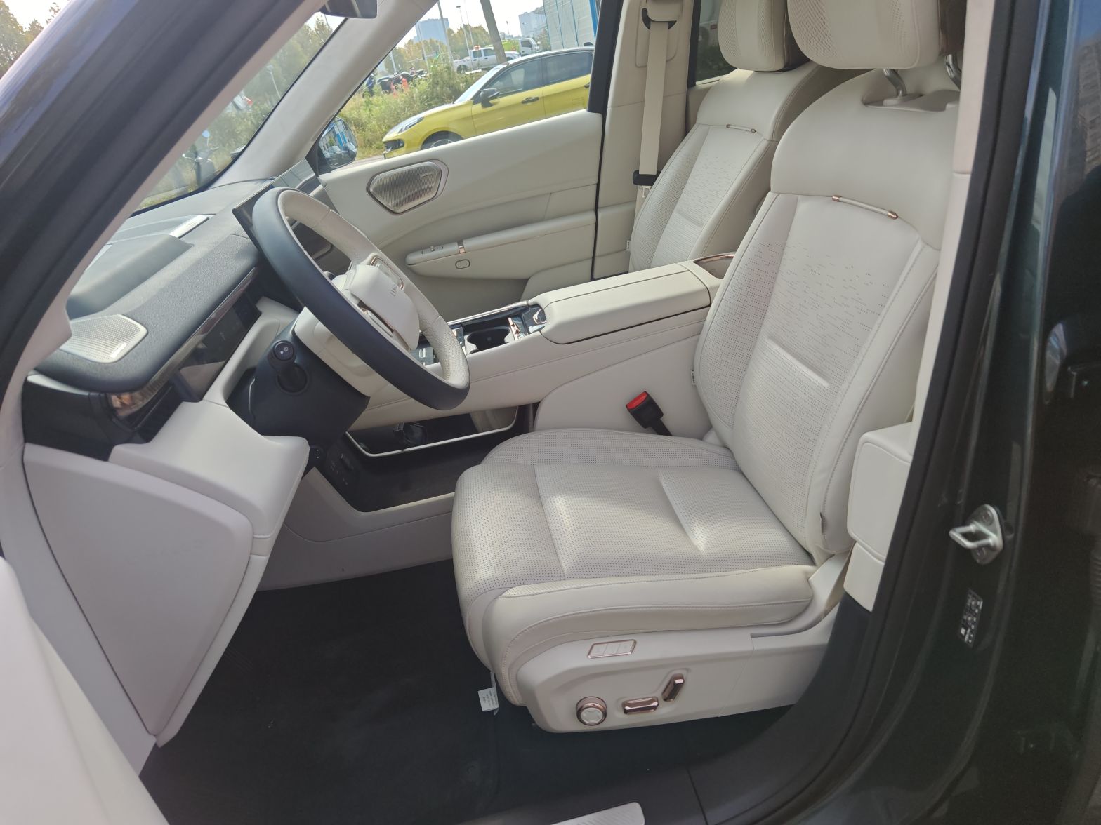 المقاعد الأمامية داخل السيارة