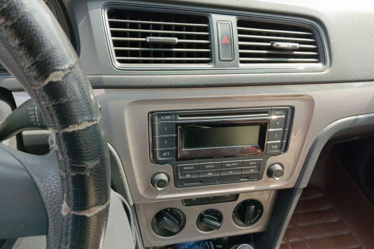 Used Volkswagen Lavida 2013 1.6L Manual Fashion Edition Audio And AC Panel