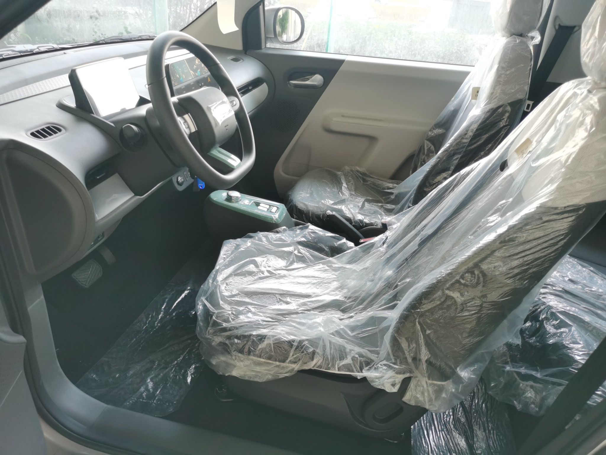 المقاعد الأمامية داخل السيارة