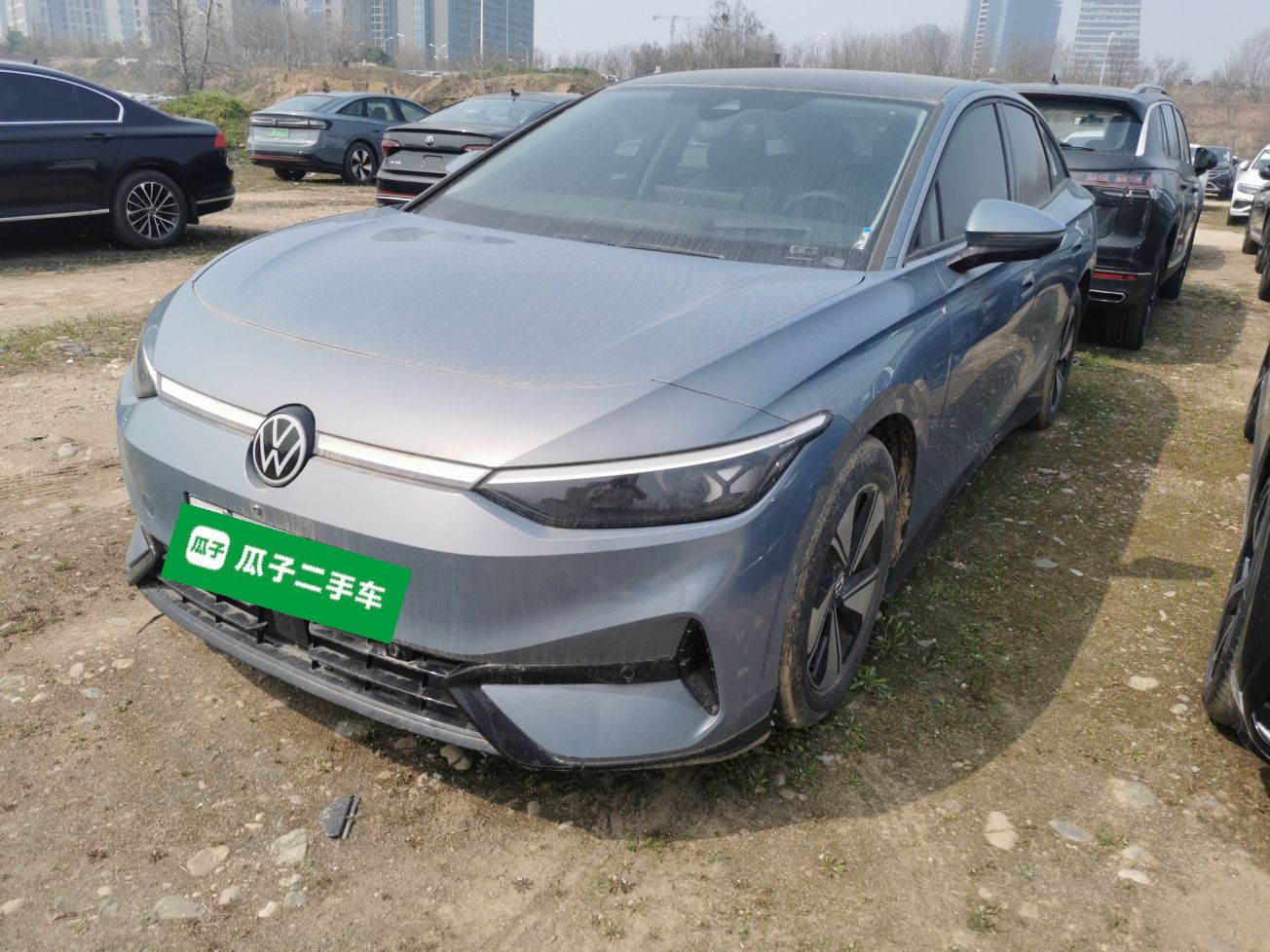 Под передней частью автомобиля