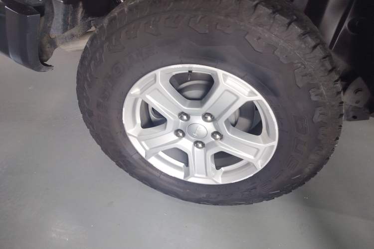 Used Jeep Wrangler 2019 2.0T Sahara Four-Door Version China VI Emission Standard Right Rear Wheel Hub