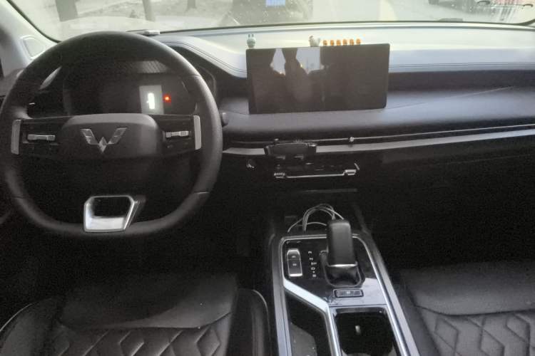 Used Wuling Jiachen 2023 2.0L DHT Flagship Edition Center Console