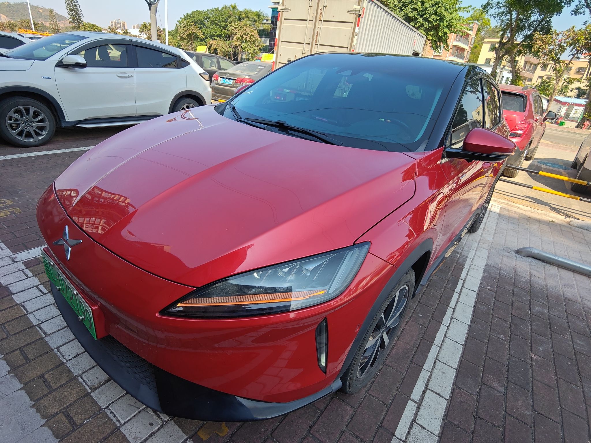 Под передней частью автомобиля