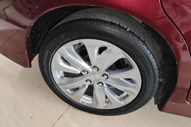 Used Honda Jade 2017 1.8L automatic Comfort version 5 seats Right Rear Wheel Hub