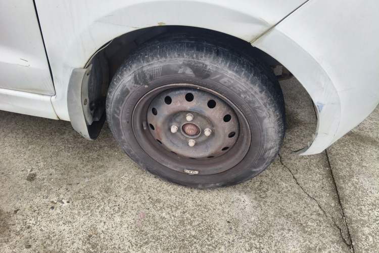 Used Dongfeng Fengon 330 2014 1.5L Manual Utility Version DK15 Right Front Wheel Hub