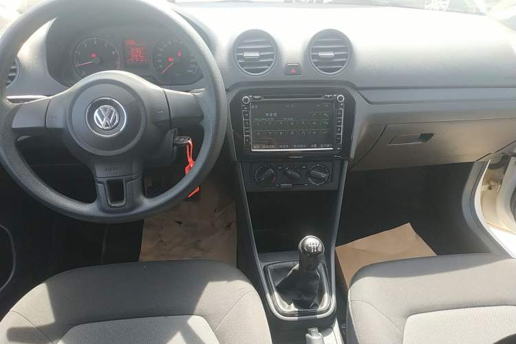 Used Volkswagen Jetta 2013 1.4L Manual Fashion Model Center Console