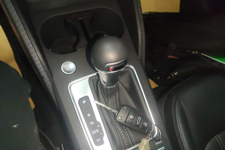 Used Audi Q2L 2022 35 TFSI Fashion Dynamic Model Gear Lever