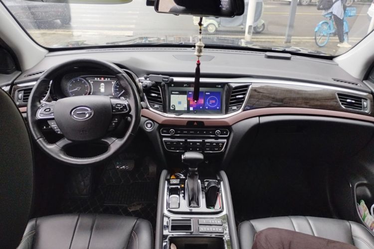 Used GAC Trumpchi GS8 2017 320T Two-Wheel Drive Luxury Smart Connectivity Version (7 Seats) Center Console