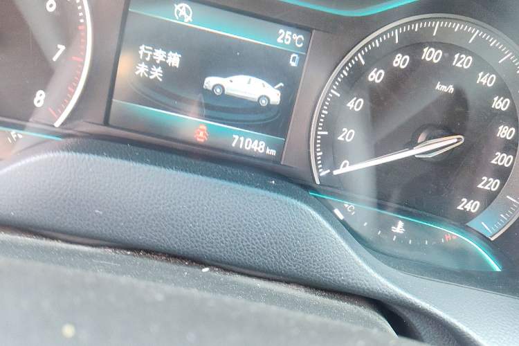 Used Buick GT 2015 15N Manual Luxury Version Odometer Close Up