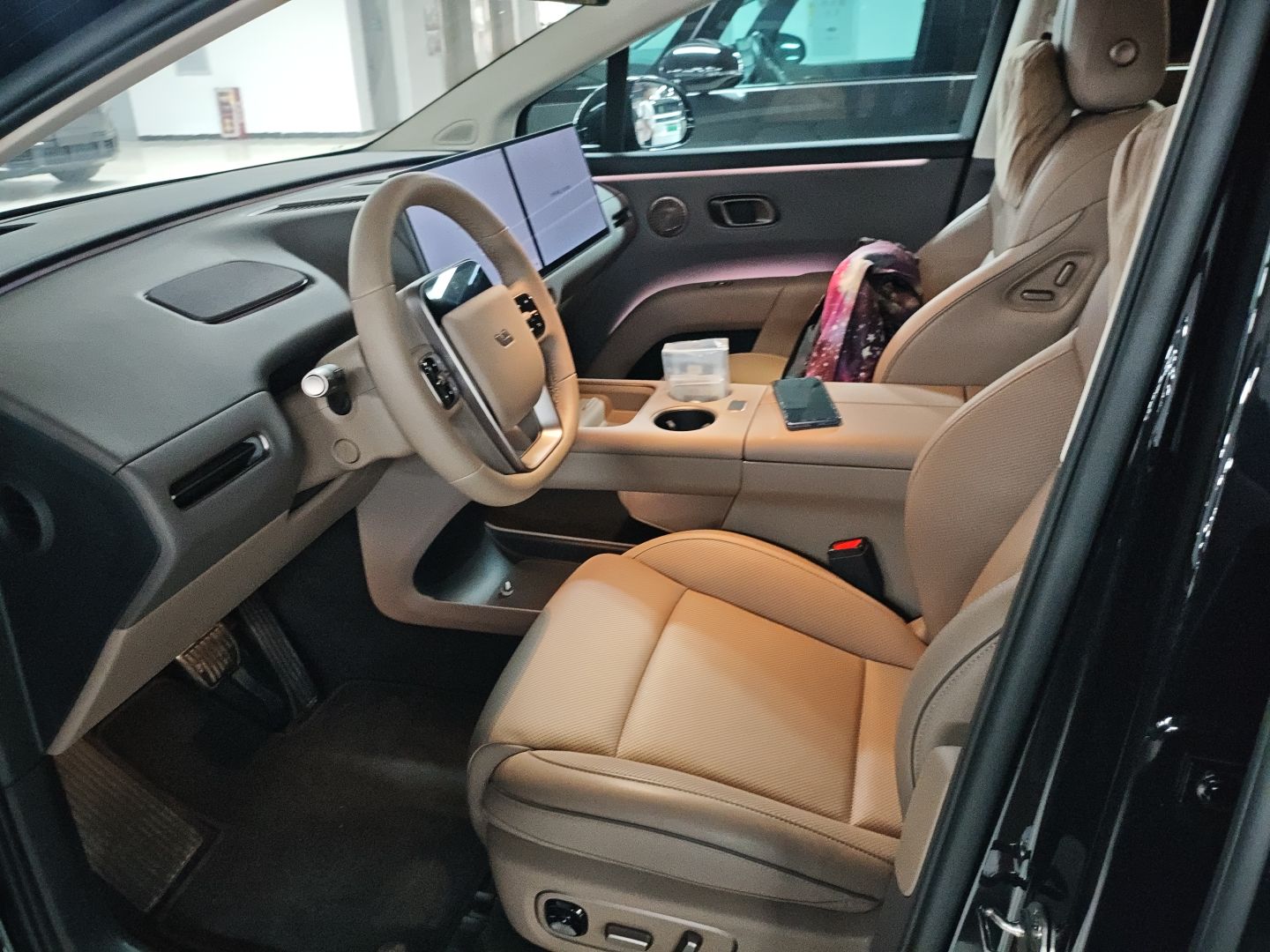 المقاعد الأمامية داخل السيارة