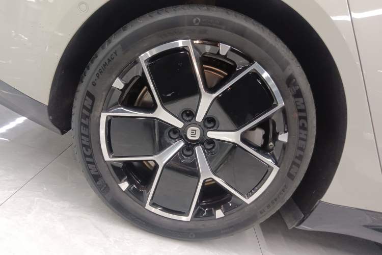 Used Xiaomi Auto SU7 2024 Rear-Drive Long-Range Intelligent Driving Version Right Rear Wheel Hub