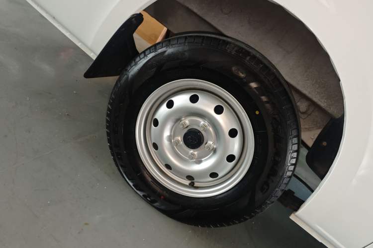 Used CHANGAN KAICHENG Ruixing EM80 2025 Wealth Edition Passenger Version Comfortable Model 6 Seats 300km Side-Hinged Doors Exterior 5