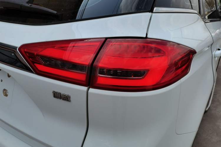 Used Geely Auto Emgrand X7 Sport 2016 1.8TD Automatic All-Wheel-Drive ZhiZun Edition Right Rear Taillight