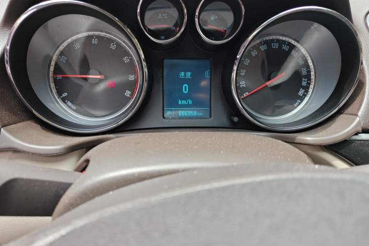 Used Buick Regal 2015 2.0L Leading Fashion Edition Odometer Close Up