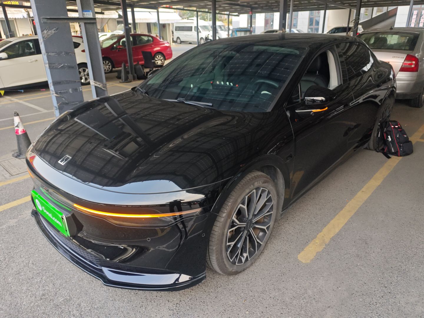 تحت مقدمة السيارة