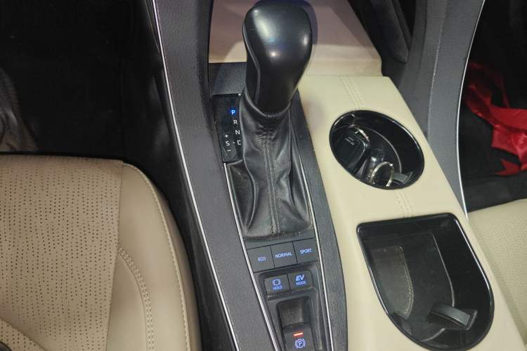 Used Toyota Avalon 2019 Dual-Engine 2.5L Luxury Edition China VI Standard Gear Lever