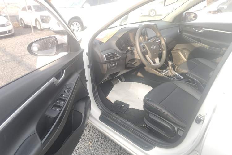 Used Hyundai Celesta 2017 1.6L Automatic Enjoyment Version GLS
