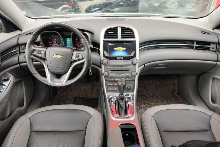 Used Chevrolet Malibu 2014 2.0L Automatic Luxury Edition Center Console