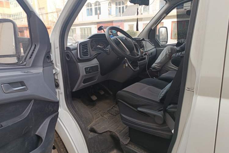 Used SAIC MAXUS Xintu V80 2023 2.0T Manual Classic Aoyuntong Short Wheelbase Mid-Roof 5/6-Seater