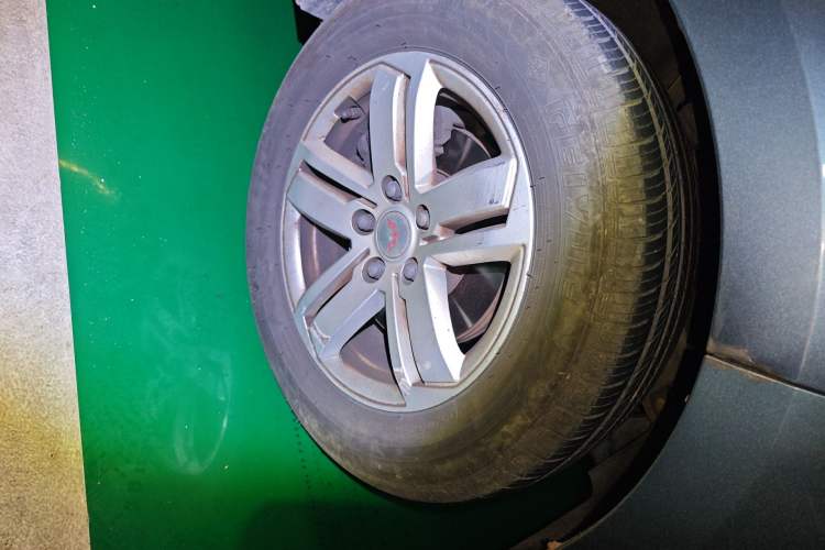 Used Wuling Hongguang PLUS 2019 1.5T Manual Comfort Version 7 Seats Right Front Wheel Hub