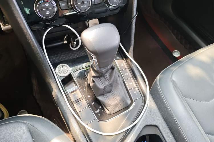 Used Volkswagen Tiguan L 2019 Revised 330TSI Automatic Two-Wheel Drive Smart & Luxury Edition China VI Standard Gear Lever