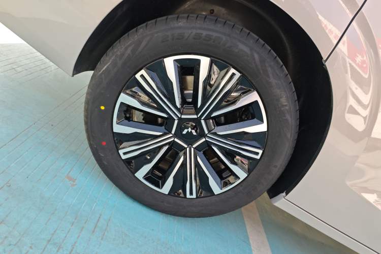 Used Wuling Wuling Starlight 730 2025 Model Plug-in Hybrid 125km Luxury Edition
