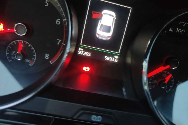 Used Volkswagen Lamando 2015 280TSI DSG Luxury Edition Odometer Close Up