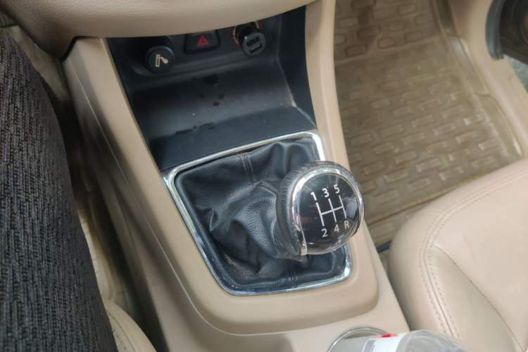 Used Baojun 730 2014 1.5L manual Comfort ESP version 7 seats Gear Lever