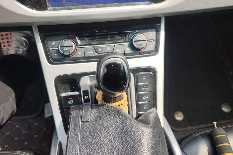 Used Geely Auto Emgrand X7 Sport 2018 1.8TD Automatic Two-Wheel Drive Smart Connect 4G Internet Edition Gear Lever