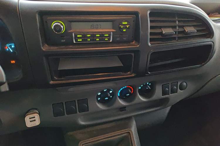 Used JMC Transit 2017 2.8T Commercial Version Short Wheelbase Low-Roof 6/7/8-Seater JX493 Audio And AC Panel