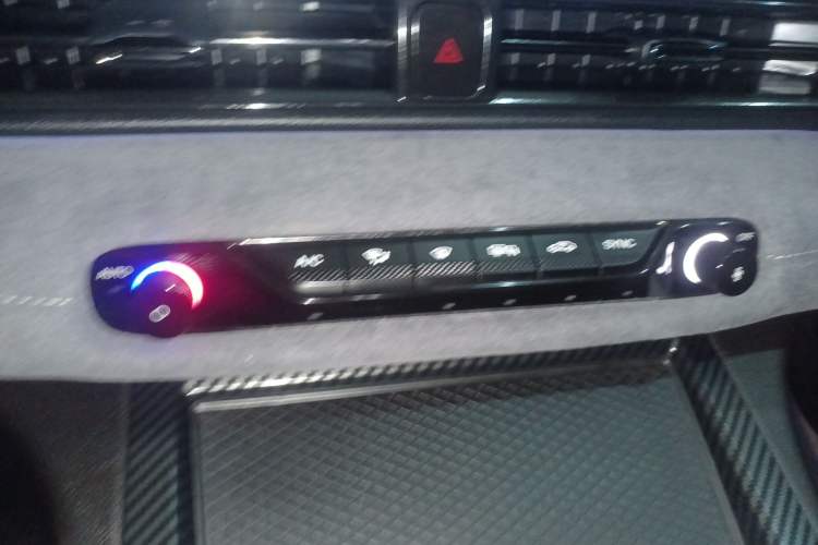 Used GAC Trumpchi EMPOW 2023 400T Automatic R PRO Audio And AC Panel