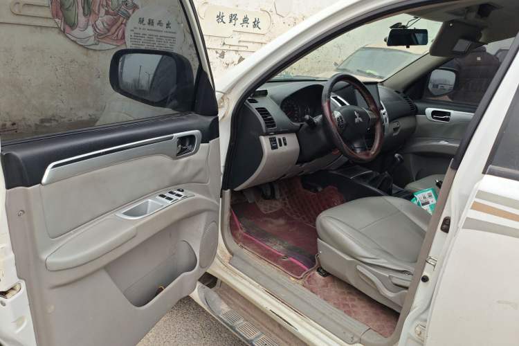 Used Mitsubishi Pajero Sport 2013 2.4L Manual Two-Wheel Drive Comfort Edition Driver Seat