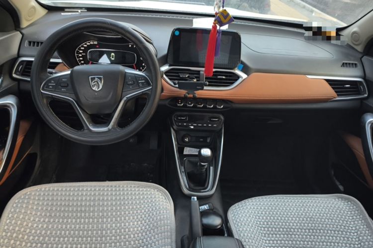 Used Baojun 510 2017 1.5L Manual Luxury Model Center Console